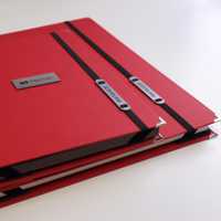 czerwone teczki na elegancki dyplom papierowy w ramce a3 lub a4